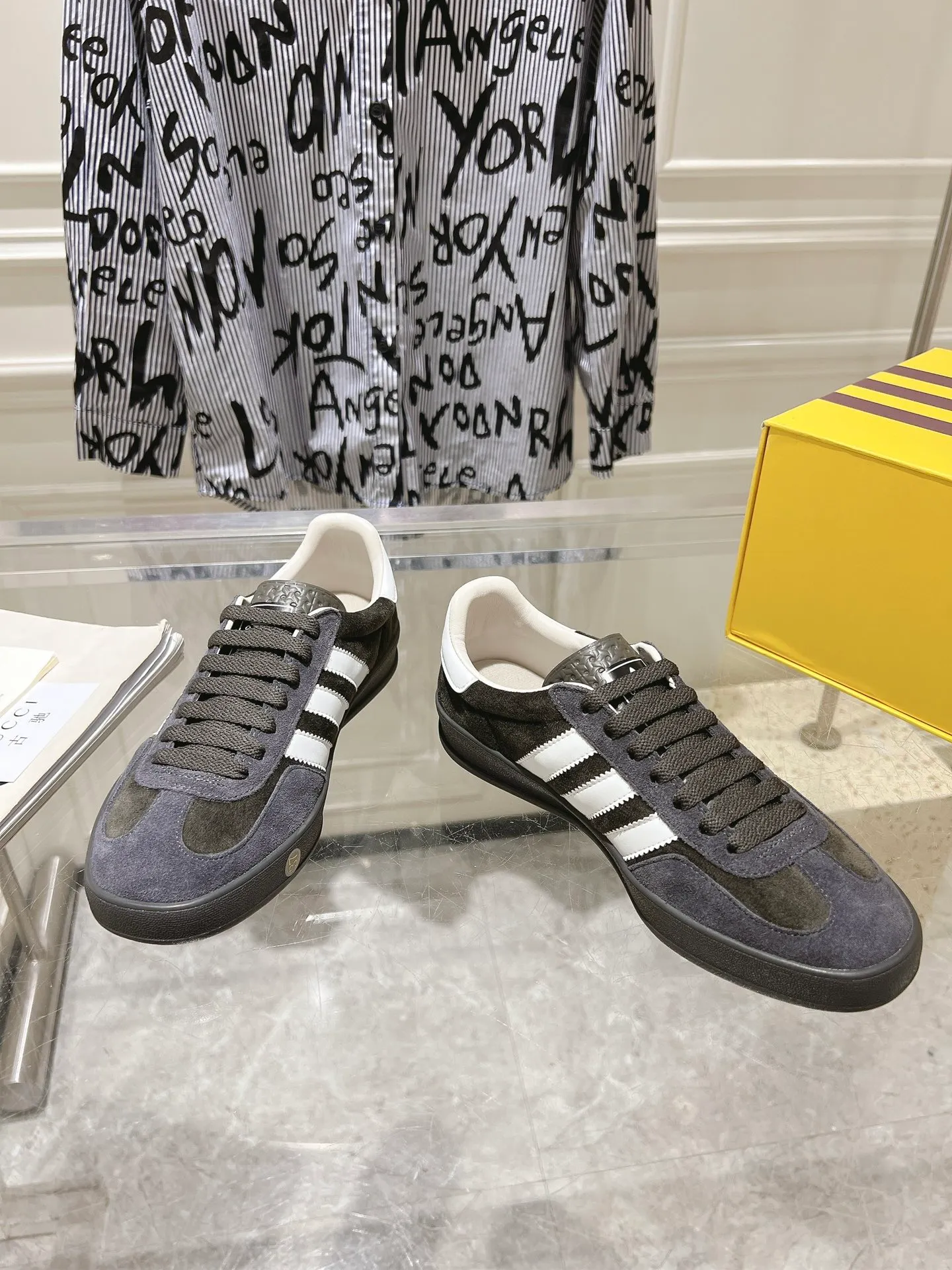 👟👟Ex-factory price 520👟👟Gucci&adidas joint limited edition couple's sneakers. A super nice joint casual sneaker with rich and bold colors! It showed everyone a completely different charm from the past! Combining retro style and youthful sports style to create a new aesthetic! Vitality yet stylish at the same time! ! Upper - made of cowhide, cowhide, cloth. Lining - sheepskin lining for foot pads. Sole - original open-molded beef tendon non-slip and wear-resistant outsole. Size: 35-47 (couple style)